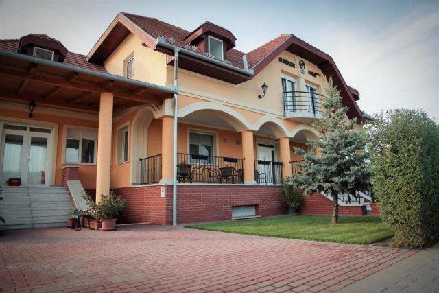 Airport Almaskert Panzio